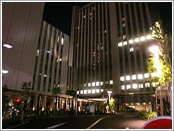 いつも難症例出張オペをお願いしている津山口腔外科部長の三井記念病院の夜の外観です。 