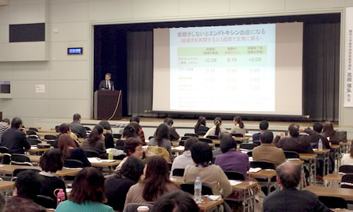 花田信広元九州大学教授による歯科健診時の全身疾患の予防についての講演を受講しました。